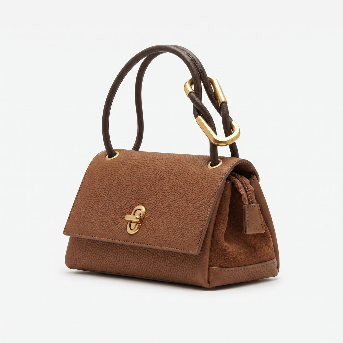 Vista lateral del bolso de mano modelo Elara en color camel.