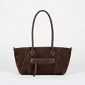 Bolso de hombro modelo Terra de ante en color camel oscuro, vista frontal con bolsillo delantero con cremallera.