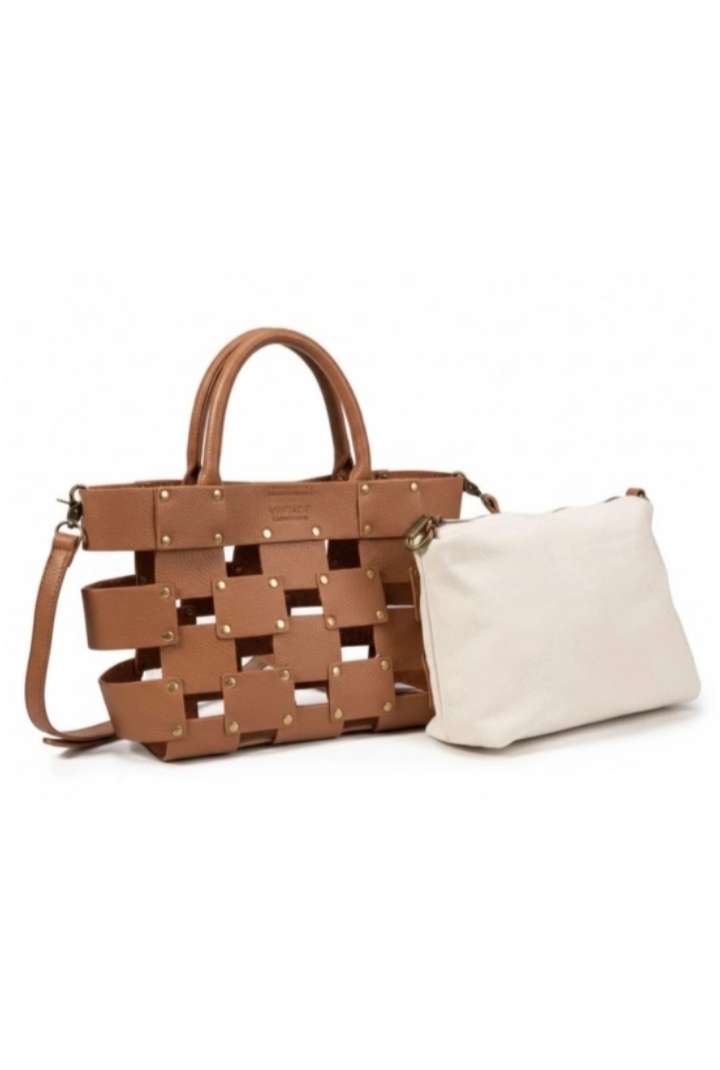 Conjunto del bolso Siena de piel marrón junto a su estuche interior de lona textil color crudo fuera del bolso. Se aprecia la estructura de cuadrícula del bolso y el neceser independiente con cierre de cremallera."