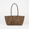 Bolso de hombro modelo Terra de ante en color camel, vista frontal con bolsillo delantero con cremallera.