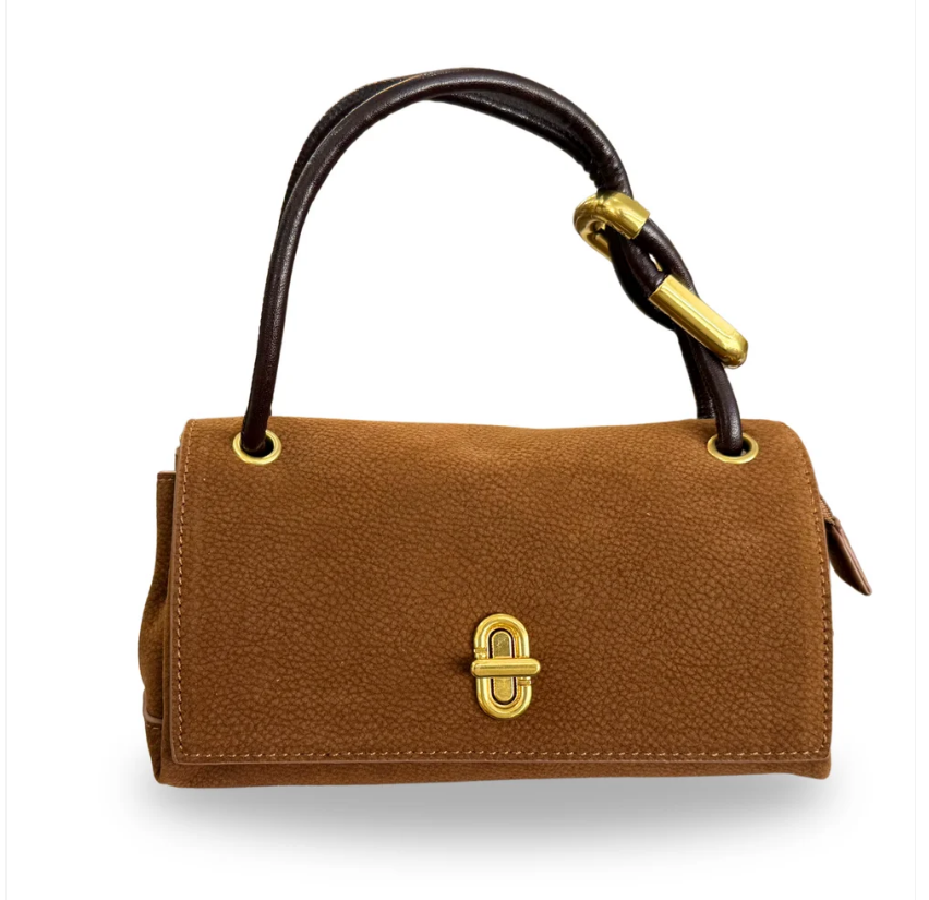 Bolso de mano modelo Elara de ante en color camel con solapa, cierre dorado y asa de hombro con hebilla.