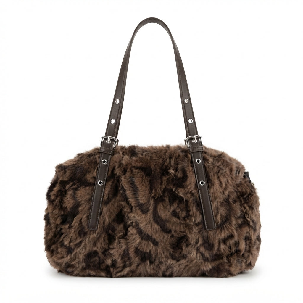 olso shopper de pelo sintético marrón con estampado animal print y hebillas plateadas, modelo Glacé de SEVALA sobre fondo blanco.