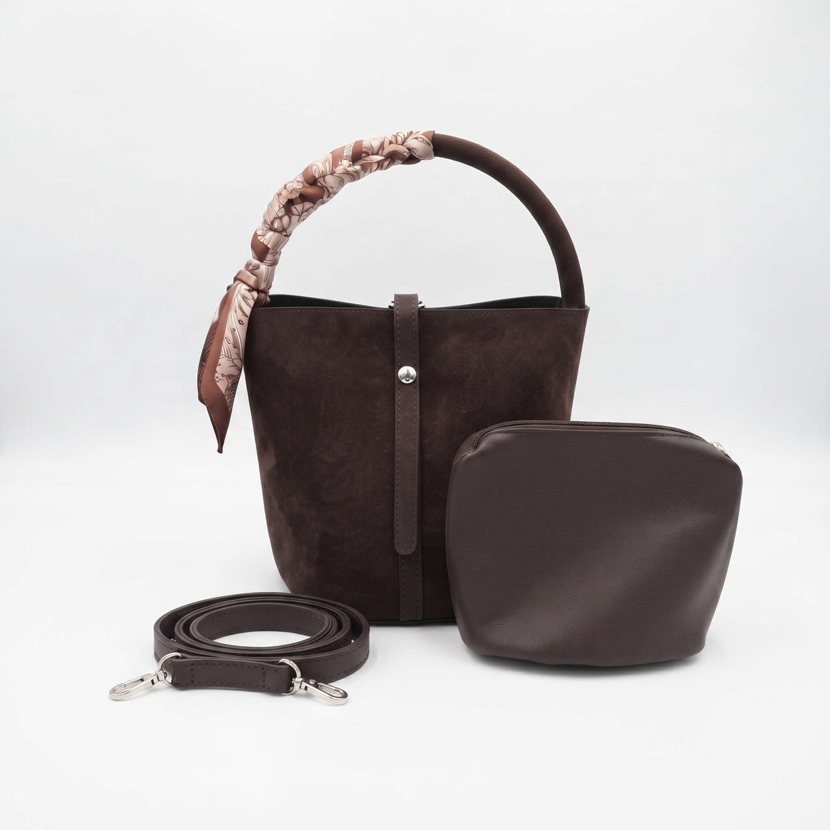 Bolso saco marrón modelo Candy acompañado de su neceser interior con cremallera y correa larga ajustable sobre fondo blanco.
