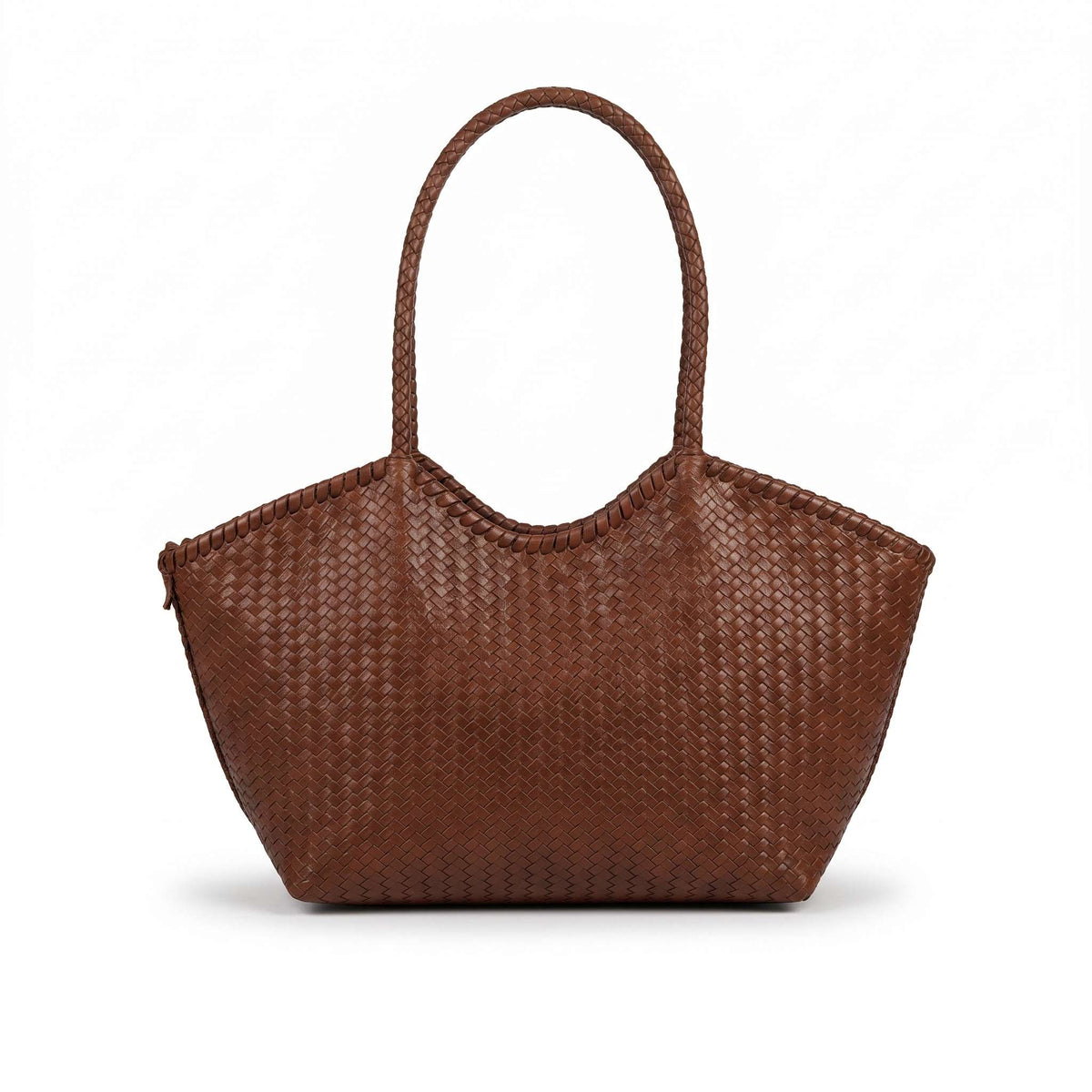 Bolso tote marrón con diseño de piel trenzada y asas largas de hombro sobre fondo blanco